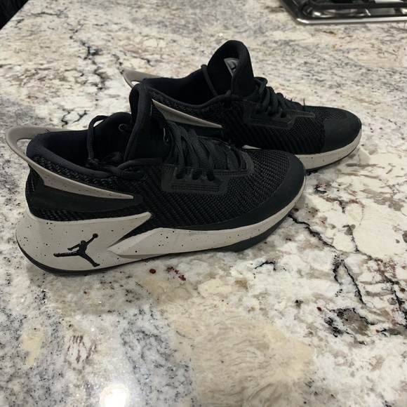 youth jordan basketball shoes